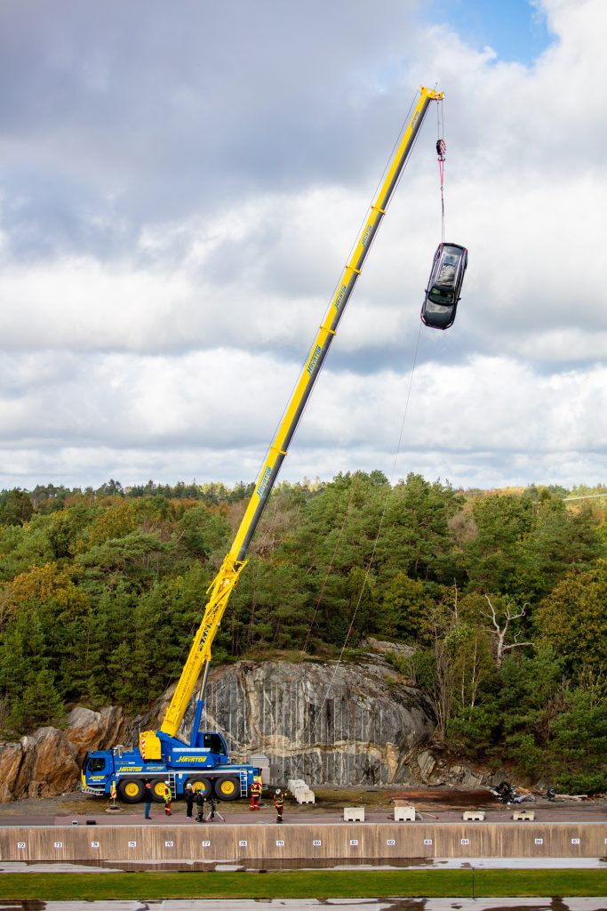 modus beschermen zege Volvo laat auto's van 30 meter hoogte vallen om meer levens te redden -  Volvo S. van der Veen