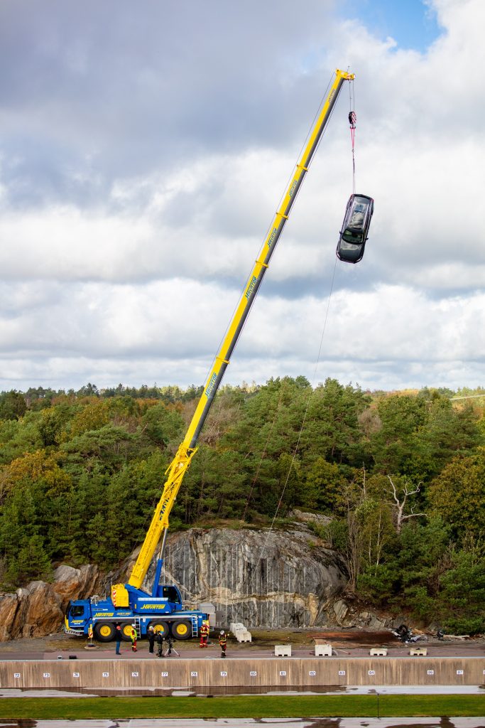 Nadenkend aanvaardbaar Experiment Volvo laat auto's van 30 meter hoogte vallen om meer levens te redden -  Volvo S. van der Veen